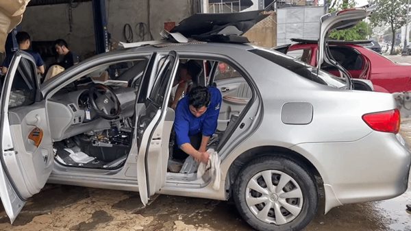 Gara sửa xe kiếm bộn tiền sau trận mưa to nhất 41 năm tại Vinh