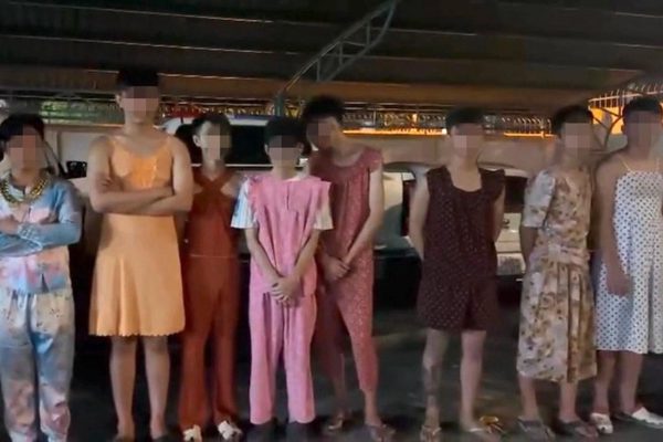 Gây náo loạn đường phố khi 'đi bão', nhóm nam giới mặc váy được mời đi...dọn rác