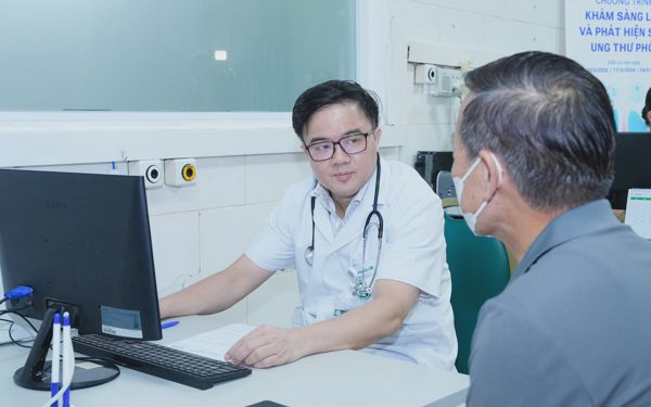 Gene hiếm có thể gây ung thư phổi dù không hút thuốc, người khỏe có cần xét nghiệm?