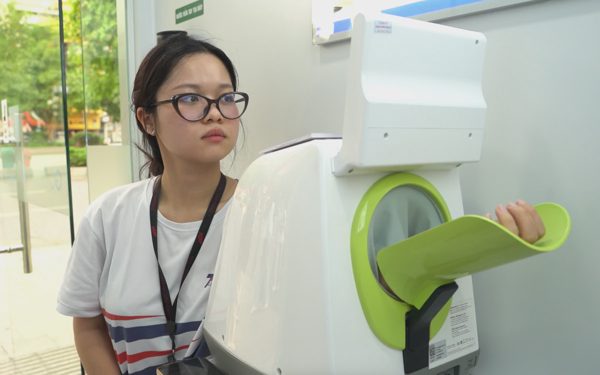 GenZ thích thú trải nghiệm Trạm công dân số ở TP.HCM