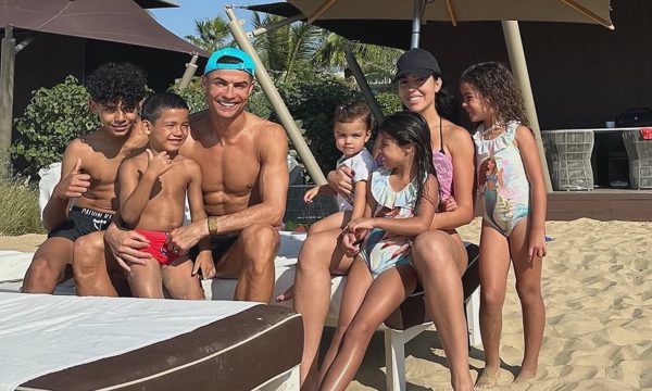 Georgina 'nhận nuôi ba con riêng của Ronaldo'