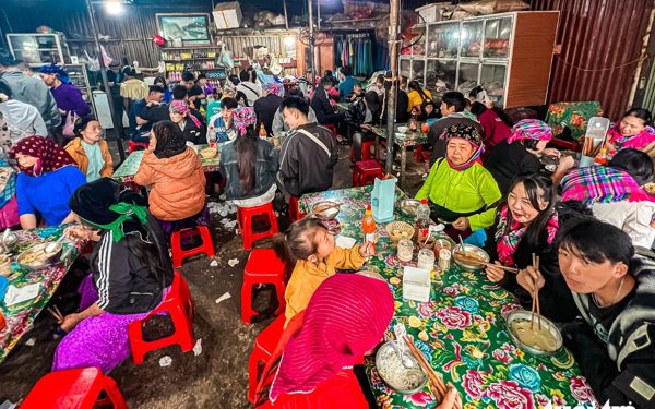 Ghé chợ phiên Đồng Văn ăn phở gà 30.000 đồng, xôi 30.000 đồng/kg