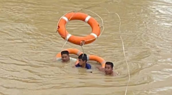Ghe lật giữa sông ở Đắk Lắk, thiếu niên 14 tuổi bám bụi tre chờ ứng cứu
