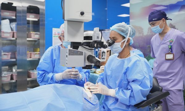 Ghép giác mạc cấp cứu cho người giảm thị lực đột ngột