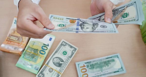 Giá USD hôm nay 23.8.2026: Đà giảm tiếp tục trong khi euro, bảng Anh tăng vọt