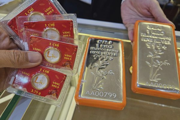 Giá bạc tăng vọt cùng vàng, bitcoin, nhà đầu tư vẫn thấp thỏm