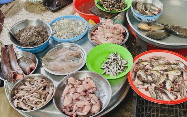 Giá cả đầu ngày: Chuối lùn về TP.HCM còn 6.000 đồng/kg; cá linh, cua đồng... vào mùa