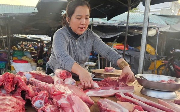 Giá cả đầu ngày: Giá heo hơi lao dốc, sầu riêng tăng giá cuối vụ