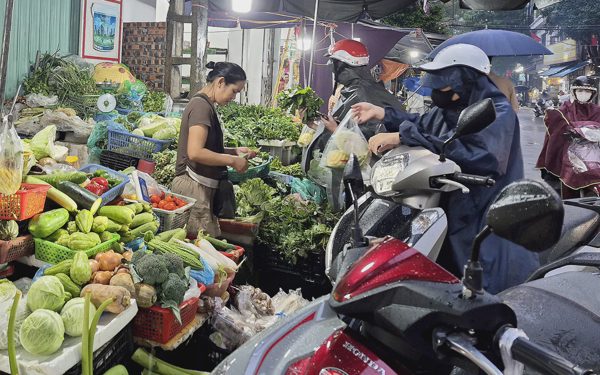 Giá cả đầu ngày: Mưa liên tục khiến giá rau củ tăng mạnh; xoài miền Tây được giá, heo hơi lên 60.000 đồng/kg