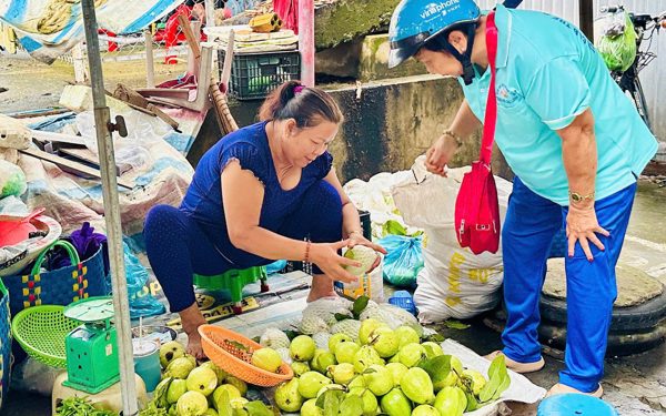 Giá cả đầu ngày: Rau má ruộng khan hàng, ổi miền Tây còn 10.000 đồng/kg