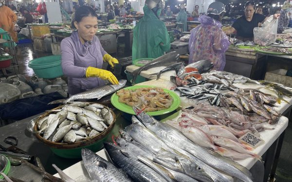 Giá cả đầu ngày: Vú sữa đầu mùa 55.000 đồng/kg, rau xanh miền Trung neo giá cao, đồ trang trí Halloween vào mùa