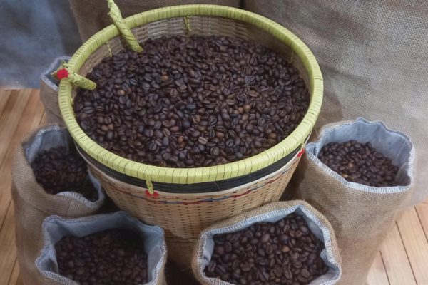 Giá cà phê xuất khẩu giảm gần 20%, kim ngạch giảm theo