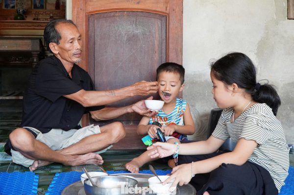 Gia cảnh thương tâm của cô giáo phải cắt cụt chân vì gặp nạn lúc cứu bé 2 tuổi