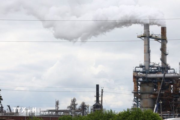 Giá dầu Brent tăng lên hơn 105 USD sau vụ tấn công sân bay ở Saudi Arabia