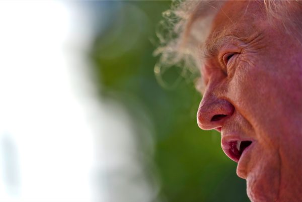 Giá dầu có thể gây hiểm hoạ chính trị, Tổng thống Trump càng gỡ càng rối