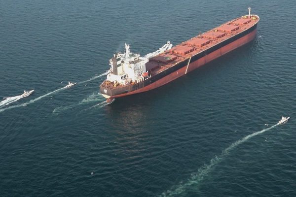 Giá dầu thô tăng khi Arab Saudi đóng đường ống qua Hormuz