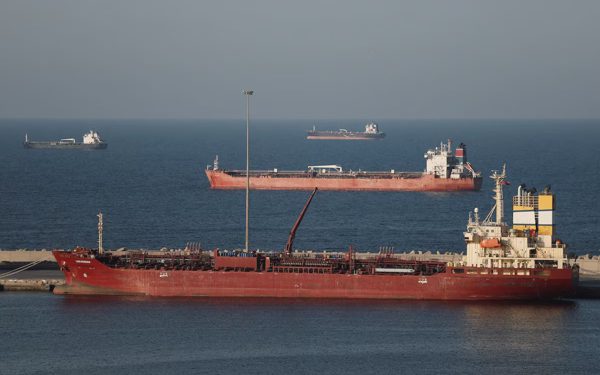 Giá dầu vượt 100 USD/thùng, Houthi có thể làm tê liệt thêm tuyến vận chuyển quan trọng