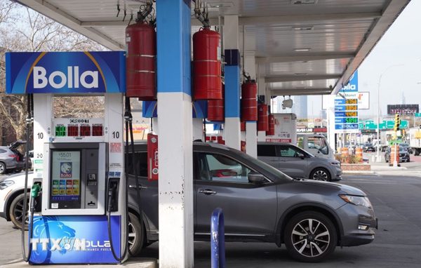Giá dầu vượt 108 USD một thùng, giá vàng giảm trước thềm cuộc họp của Fed