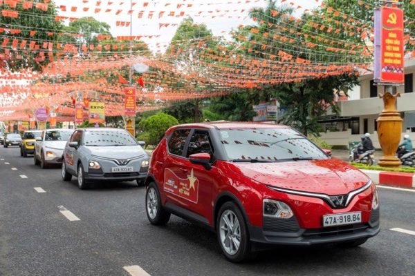 Giá dễ tiếp cận, sạc 0 đồng: Bài toán sở hữu ô tô đầu tiên nhẹ hơn với xe điện VinFast