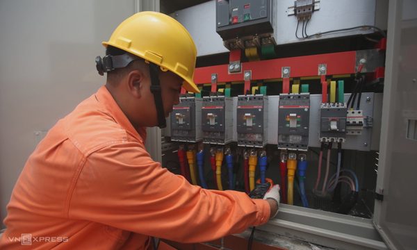 Giá điện giảm 2% từ ngày mai