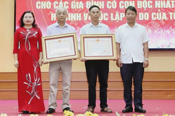 Gia đình đặc biệt, hai thế hệ có con độc nhất hy sinh, hai mẹ Việt Nam anh hùng