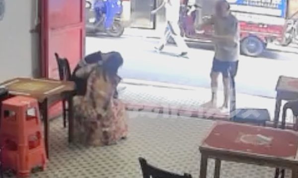Gia đình 'ông lão bất tỉnh trong quán' trả lại tiền bồi thường