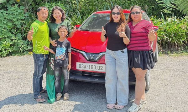 Gia đình tự lái xe điện 2.000 km xuyên Việt trong 10 ngày