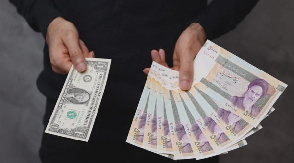 Giá đồng rial Iran xuống thấp kỷ lục