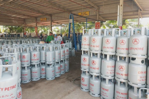 Giá gas đồng loạt tăng, bình 12kg thêm 20.000 đồng
