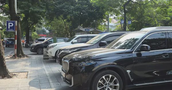 Giá gửi ô tô tăng, người dân nội đô Hà Nội xoay sở tìm chỗ đỗ xe