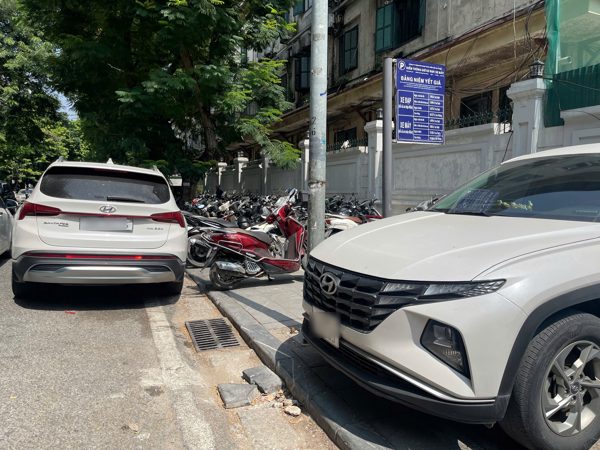 Giá gửi xe vỉa hè phải tăng 2-3 lần mới giảm ô tô chen chúc vào nội đô Hà Nội