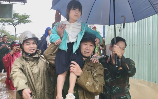 Gia Lai mưa lớn, nhiều nhà ngập hơn 1m: Hơn 100 người đưa dân đi sơ tán