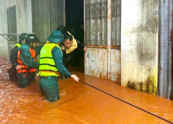Gia Lai ngập sâu, hàng trăm cán bộ chiến sĩ vượt biển nước cứu dân