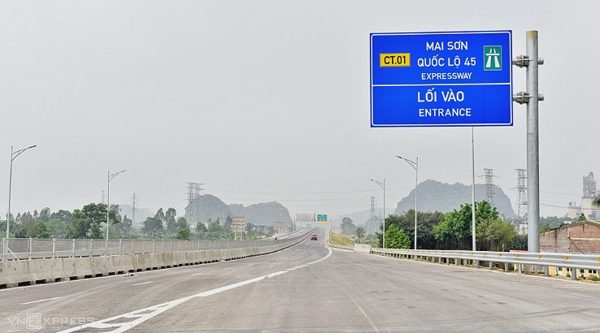 'Giá long môn' và 'cột cần vươn' trên cao tốc: Tiếng Việt xa lạ