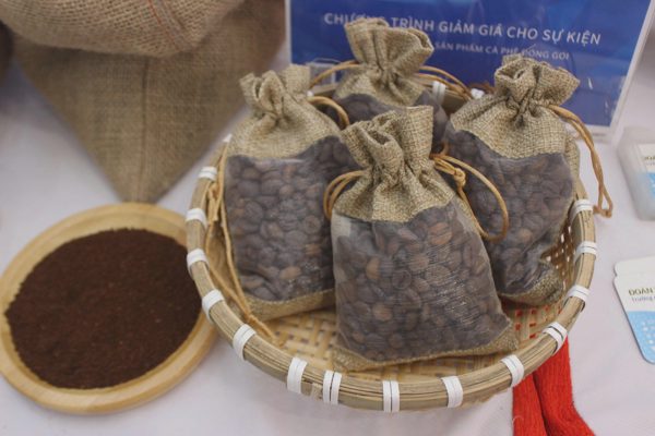 Giá nông sản hôm nay 23/9: Dừa giảm sâu, cà phê tiếp tục lao dốc