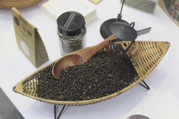 Giá nông sản hôm nay 27/8: Cà phê, hồ tiêu đồng loạt giảm