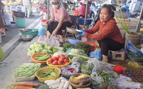 Giá rau củ neo cao, các bà nội trợ sốt ruột