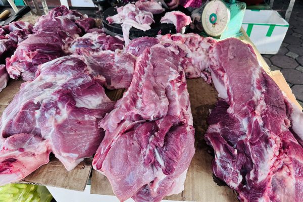 Giá rau củ tăng mạnh; lợn hơi trong nước giảm giá sâu