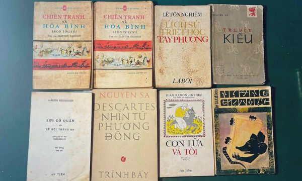 Giá sách cũ: Khoảng cách giữa đọc và sưu tầm