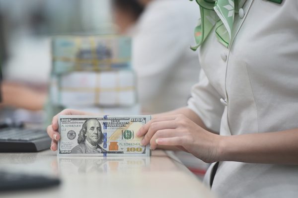 Giá USD ngân hàng xuống thấp nhất một năm rưỡi