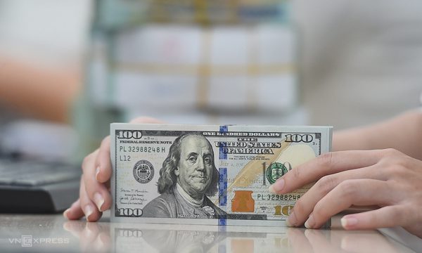 Giá USD tự do vượt ngân hàng