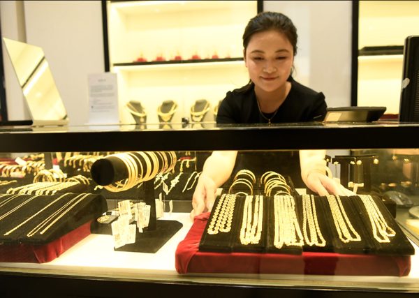 Giá vàng bất động, chênh lệch mua - bán mỗi nơi một kiểu