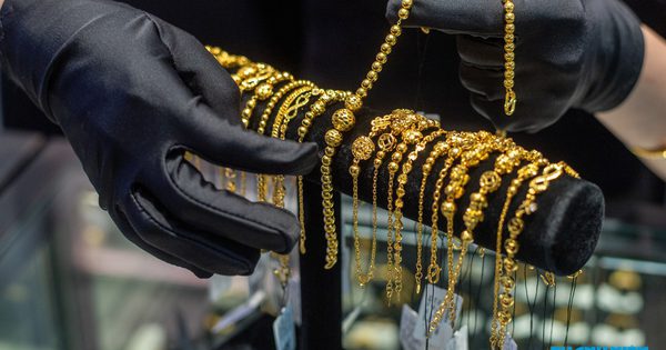 Giá vàng bật tăng, chênh thế giới trên 10 triệu/lượng