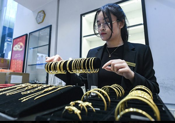 Giá vàng biến động, càng mua càng lỗ
