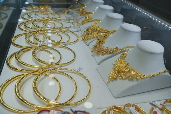 Giá vàng đầu tuần lao dốc