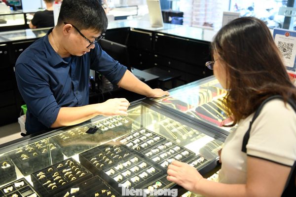 Giá vàng đứng im vẫn 'vênh' thế giới hơn 10 triệu đồng/lượng