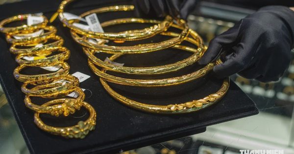 Giá vàng giảm dồn dập, mất mốc 145 triệu/lượng