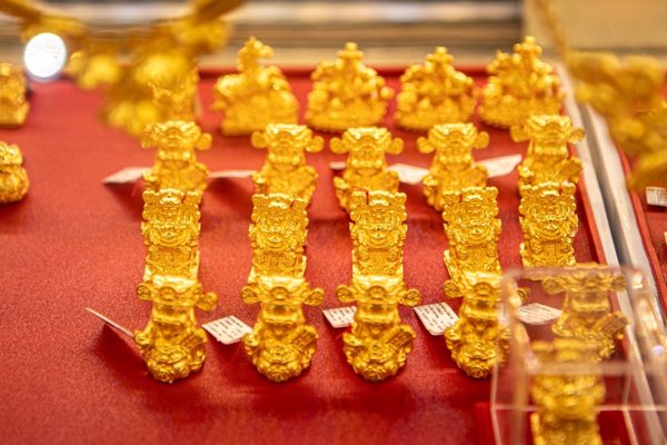 Giá vàng hôm nay 10/10 bứt phá, vàng SJC tăng gần 2 triệu đồng/lượng