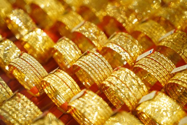 Giá vàng hôm nay 15/10: Lao dốc, SJC liên tục 'bốc hơi'