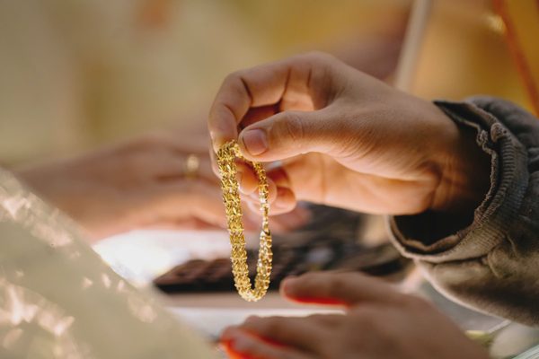 Giá vàng hôm nay 2-10: Vàng hồi nhẹ giữa sức ép USD, lợi suất Mỹ